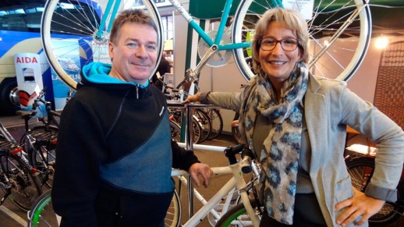 Yvonne Willicks mit Fahrradhändler auf der Messe